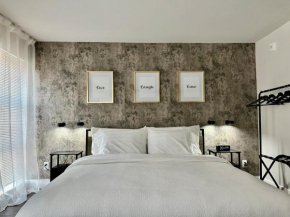 LUXE Modern Retreat in the City
